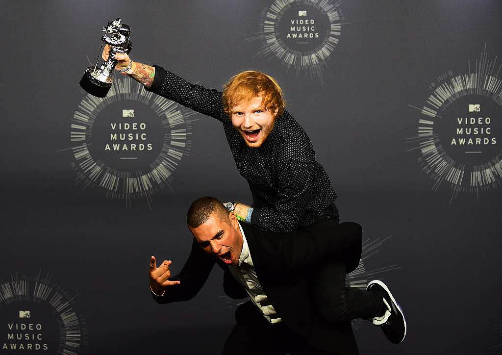 Snger Ed Sheeran und Regisseur Emil Nava mit dem Award fr das beste Video eines mnnlichen Sngers.