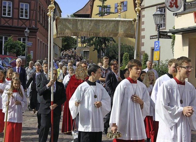 Die Sakramentsprozession durch die  Straen der Innenstadt   | Foto: Herbert Birkle