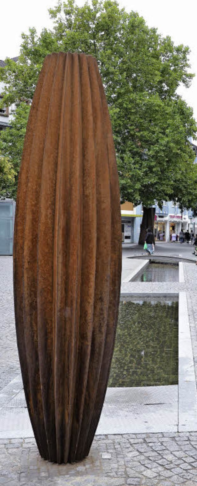 Die Corten-Stahl-Figur von Herbert Mehler auf dem Schlossplatz   | Foto: Christian  Kramberg