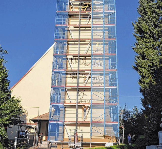Betroffenheit lsten die Schmierereien...Turm der Pfarrkirche St. Blasius aus.   | Foto: Winckelmann-Klingsporn