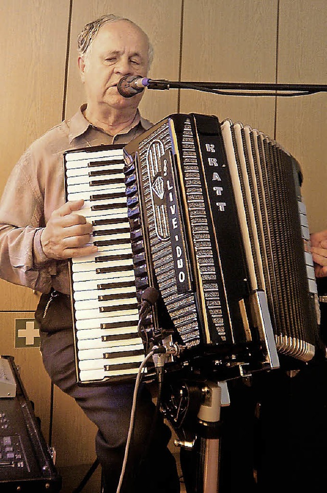 Lothar Baumann, der von Geburt an blind ist, spielt im Treffpunkt zum Tanz auf.   | Foto: Stadt