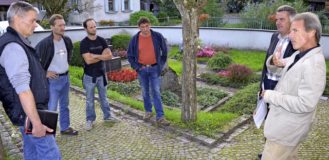 Nach einem Ortstermin auf dem Friedhof...n Teilstckes auf dem Gottesacker aus.  | Foto: Marco Schopferer