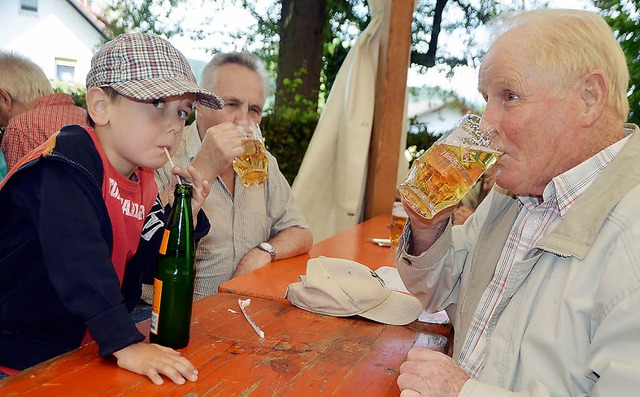 Zum Wohl!  Luis und zwei seiner ltesten Freunde lieen es sich schmecken.  | Foto: Bernd Fackler