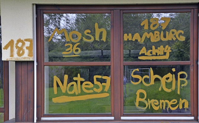 Parolen auf einem Fenster der Eimeldinger Grundschule.   | Foto: Markus Maier