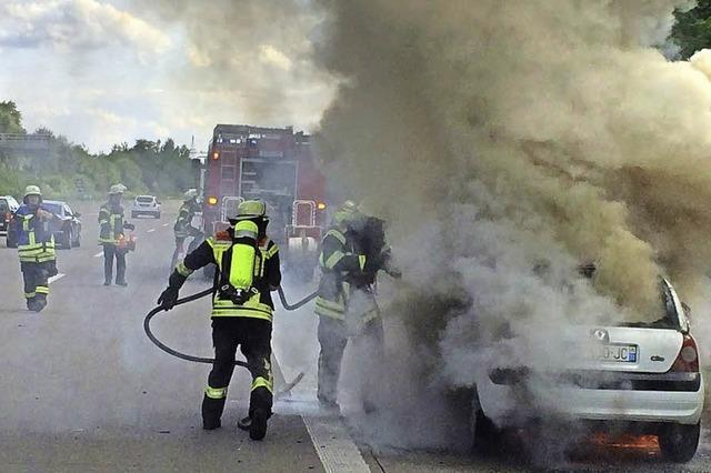 Französischer Kleinwagen brennt auf der A 5 aus