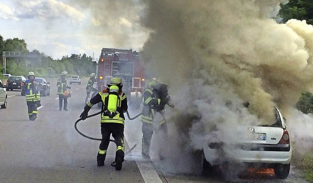 Fahrzeugbrand auf der A 5 bei Offenbur...r lscht den franzsischen Kleinwagen.  | Foto: Bild honorarfrei