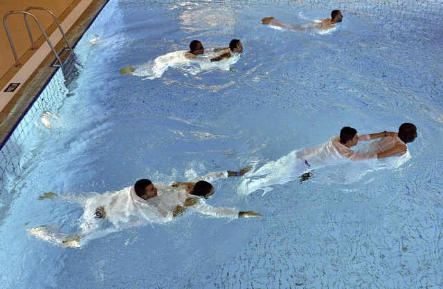 Kleiderschwimmen gehrt zur Ausbildung...tsprechende Kurse fr Flchtlinge an.   | Foto: Michael Bamberger