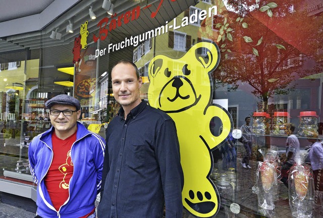 Maximilian Aumiller (rechts) gibt den ...odukten &#8211; fr einen guten Zweck.  | Foto: Michael Bamberger