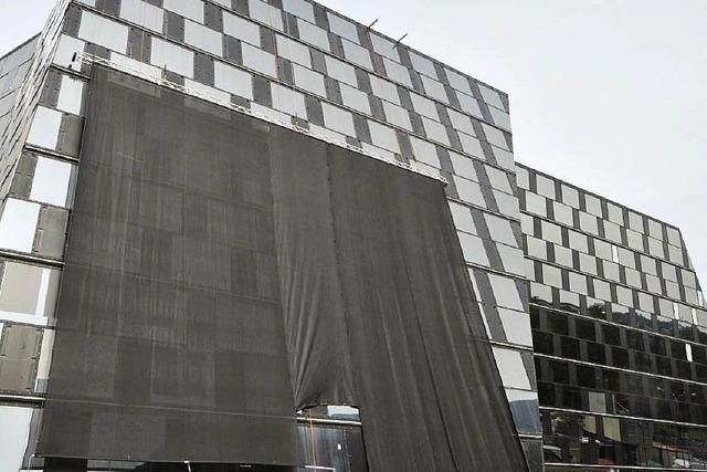 Fassade blendet wieder: XXL-Banner an der Unibibiothek