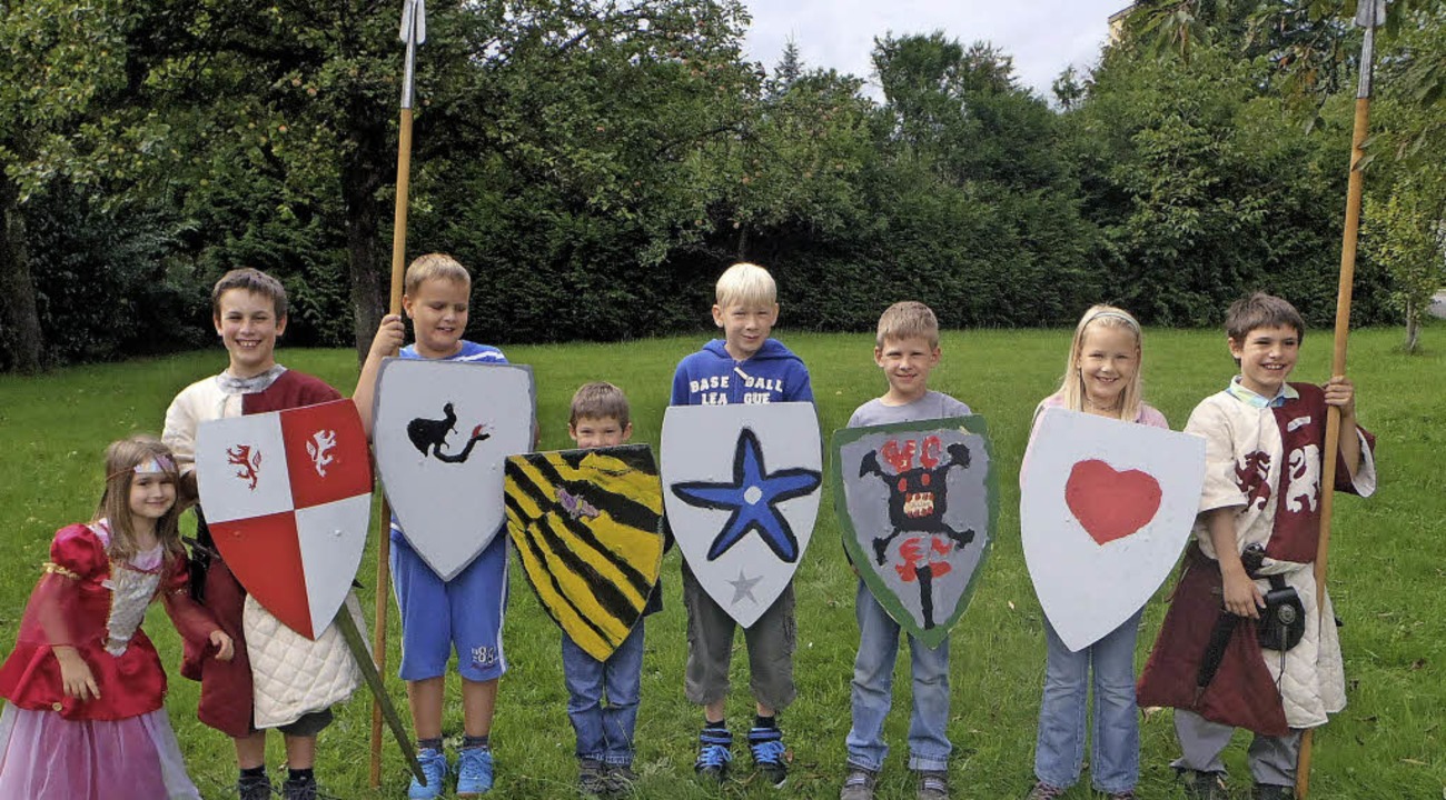 Die  Kinder zeigen stolz ihre mittelalterlichen Werke.  | Foto: Privat