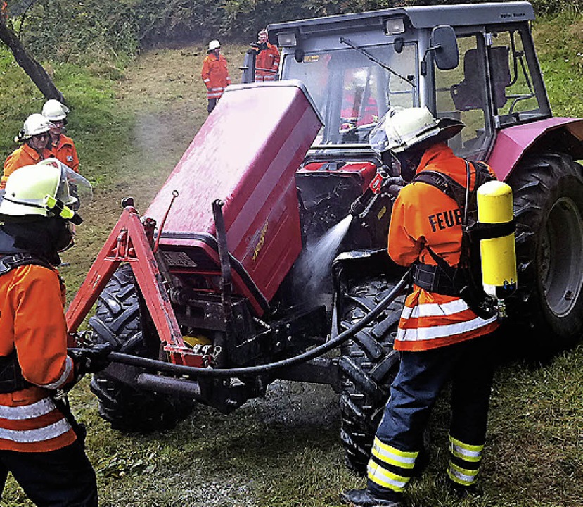 Nach dem Traktorbrand reagierte der  Fahrer richtig.   | Foto: Feuerwehr