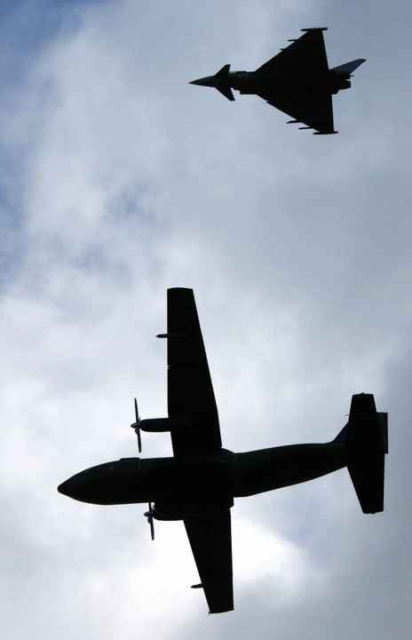 Eurofighter (oben) und Transall am Himmel �ber Rostock  | Foto: dpa