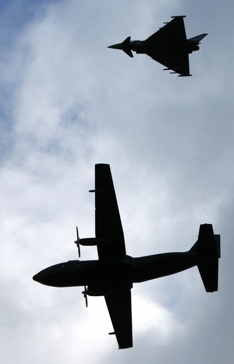 Eurofighter (oben) und Transall am Himmel ber Rostock  | Foto: dpa