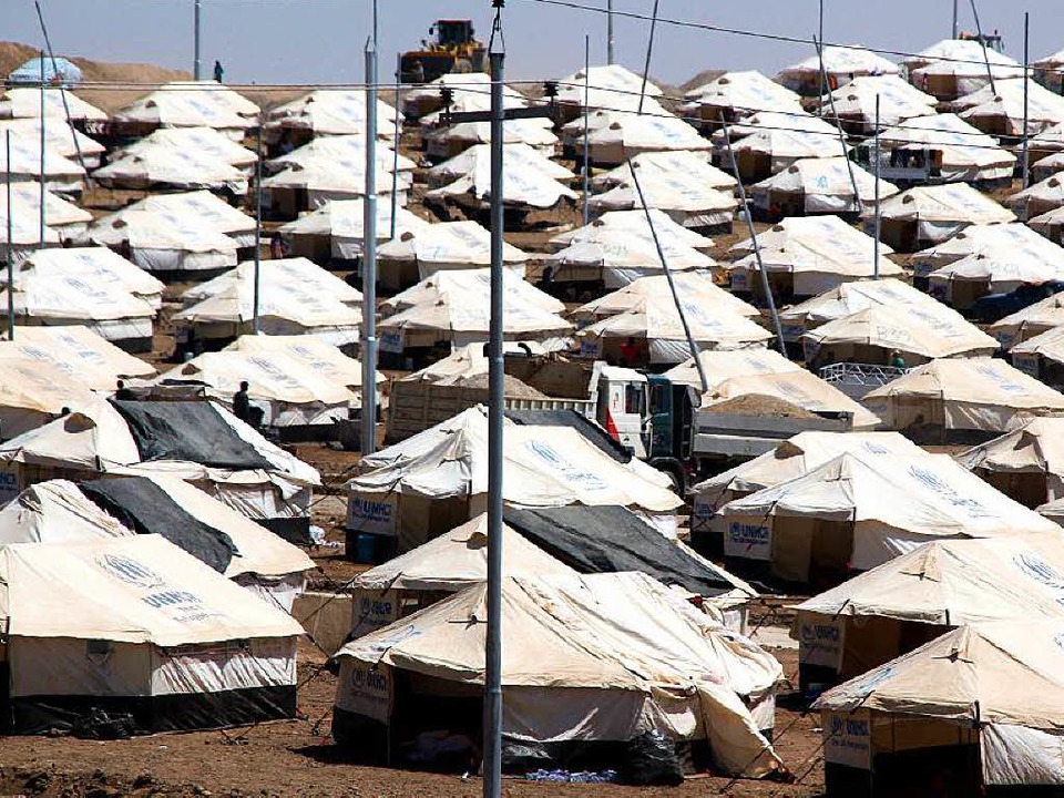 Zelt an Zelt: Ein Flüchtlingslager im Irak, nahe der Grenze zur Türkei   | Foto: DPA