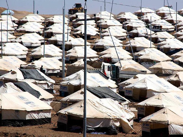 Zelt an Zelt: Ein Flchtlingslager im Irak, nahe der Grenze zur Trkei   | Foto: DPA