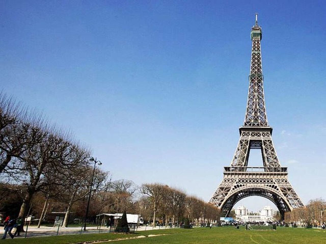 Der Eiffelturm &#8211; nur eines der Sehenswrdigkeiten von Paris  | Foto: dpa