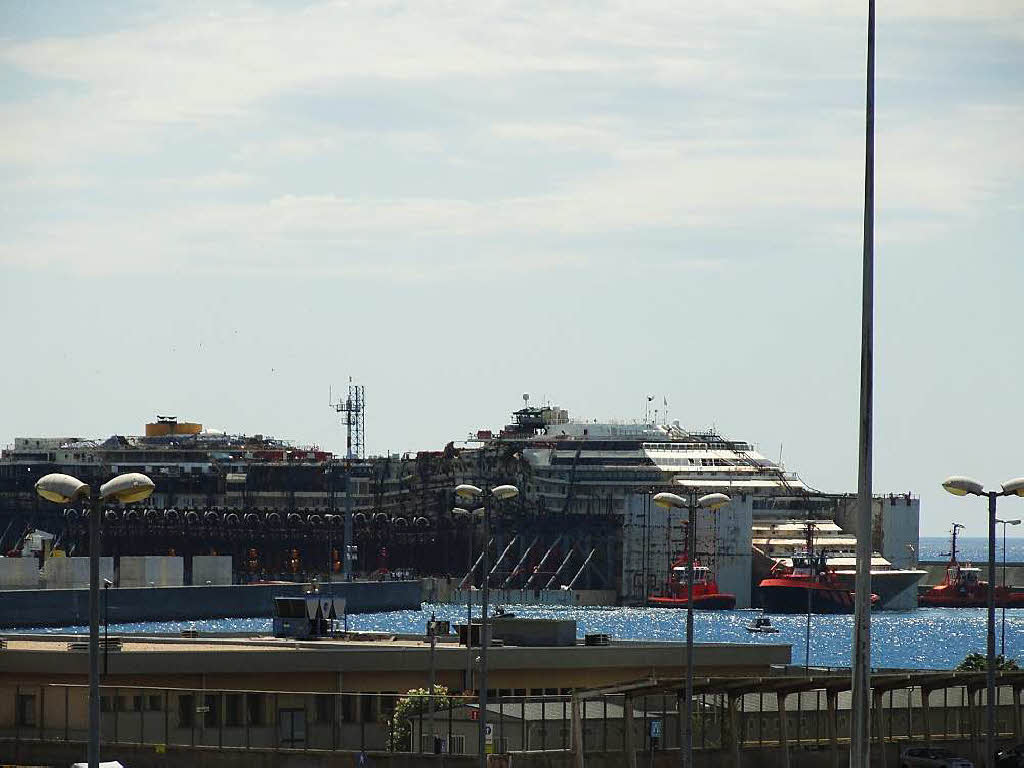 Die verunglckte Costa Concordia im Hafen von Genua