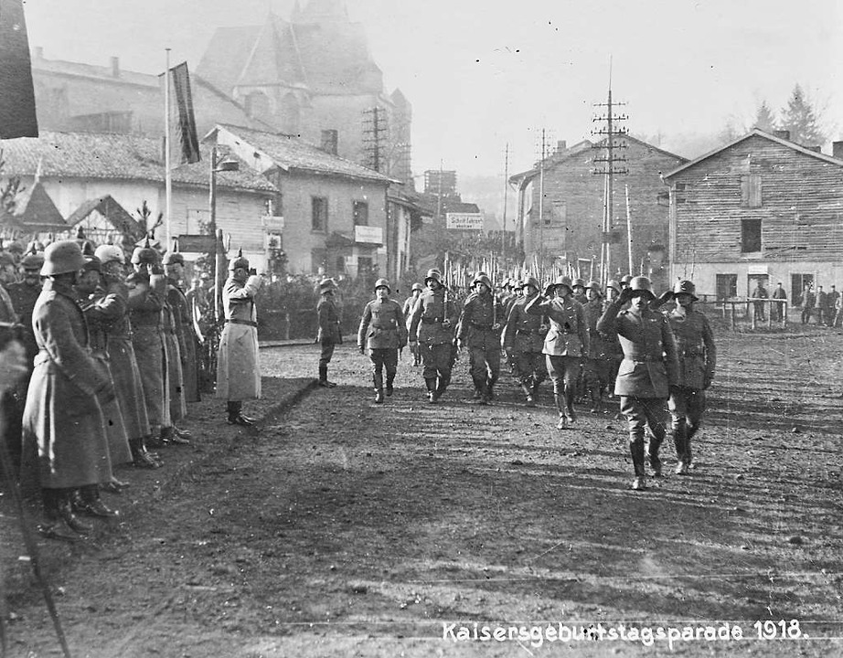 Eine Parade deutscher Soldaten marschi...lm II.  am 27. Januar 1918 in Savigny.  | Foto: privat