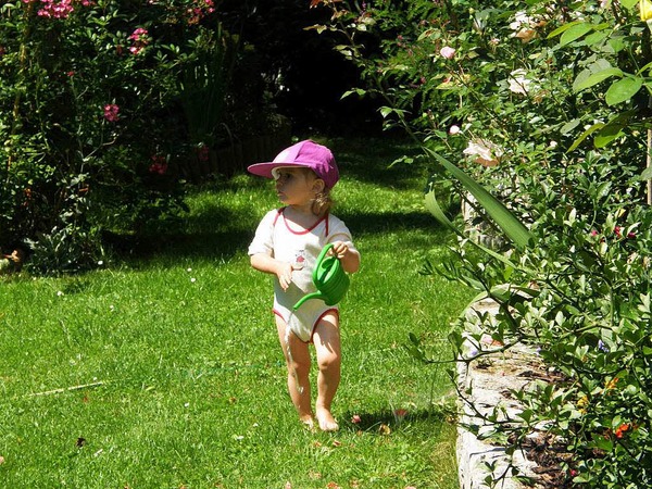 Regina Pacha: Enkelin im Garten