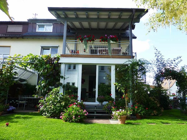 Elisabeth Gut: Wir haben vor 6 Jahren das Haus am Unterbaselweg gekauft, dessen Garten fast ausschlielich aus alten Bumen und Bschen bestand. Hier das Resultat unserer Arbeit!