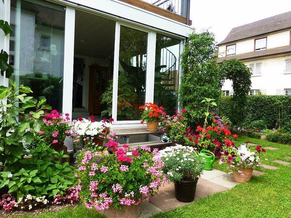 Elisabeth Gut: Wir haben vor 6 Jahren das Haus am Unterbaselweg gekauft, dessen Garten fast ausschlielich aus alten Bumen und Bschen bestand. Hier das Resultat unserer Arbeit!