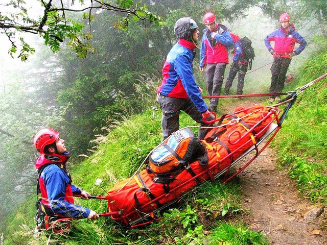 Bergwacht-Aktive bei ihrer Rettungsbu...s andere als sommerlichen Bedingungen.  | Foto: Manfred Lange