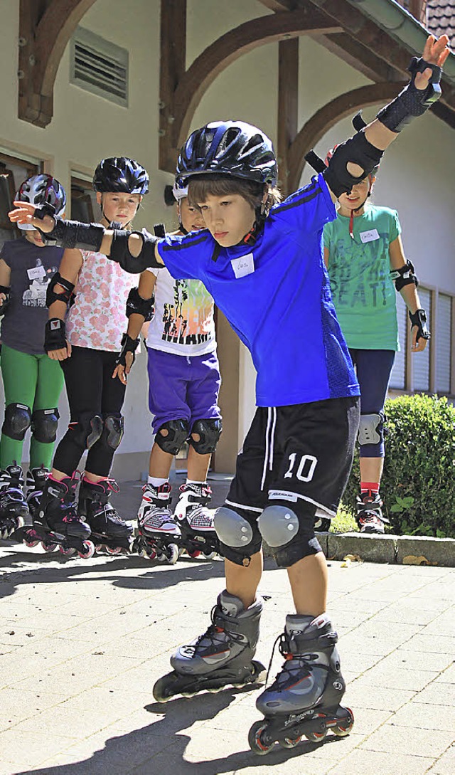 Sicher bremsen will gelernt sein: Kind...ie richtig ihre Inline-Skates fahren.   | Foto: Lara Walter