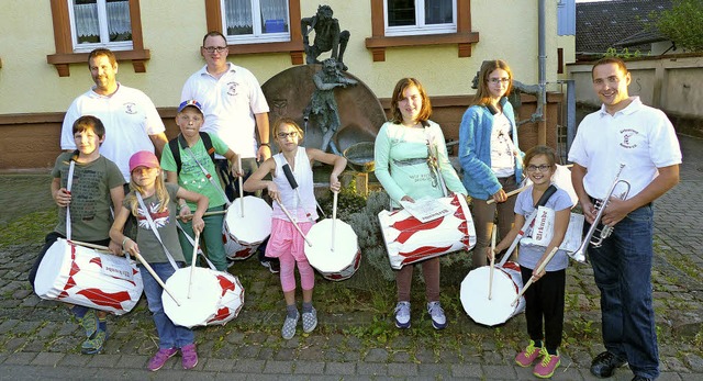 Die Kinder mit den selbstgebastelten T...tenschnitzeljagd veranstaltet hatten.   | Foto: Frank Leonhardt