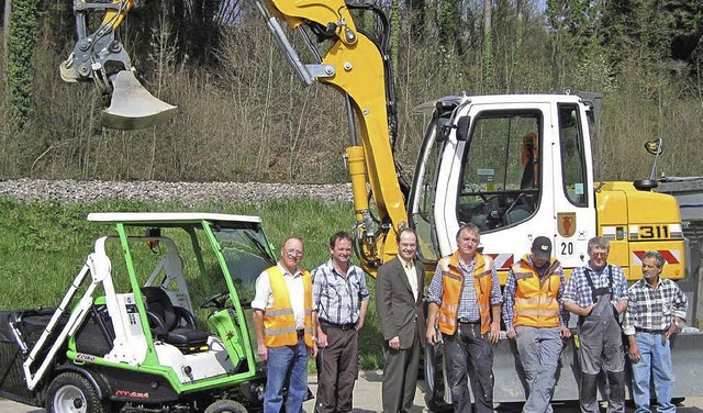 Nicht nur ber Maschinen, die die Arbe...bergabe im Frhjahr   diesen Jahres.    | Foto: Privat