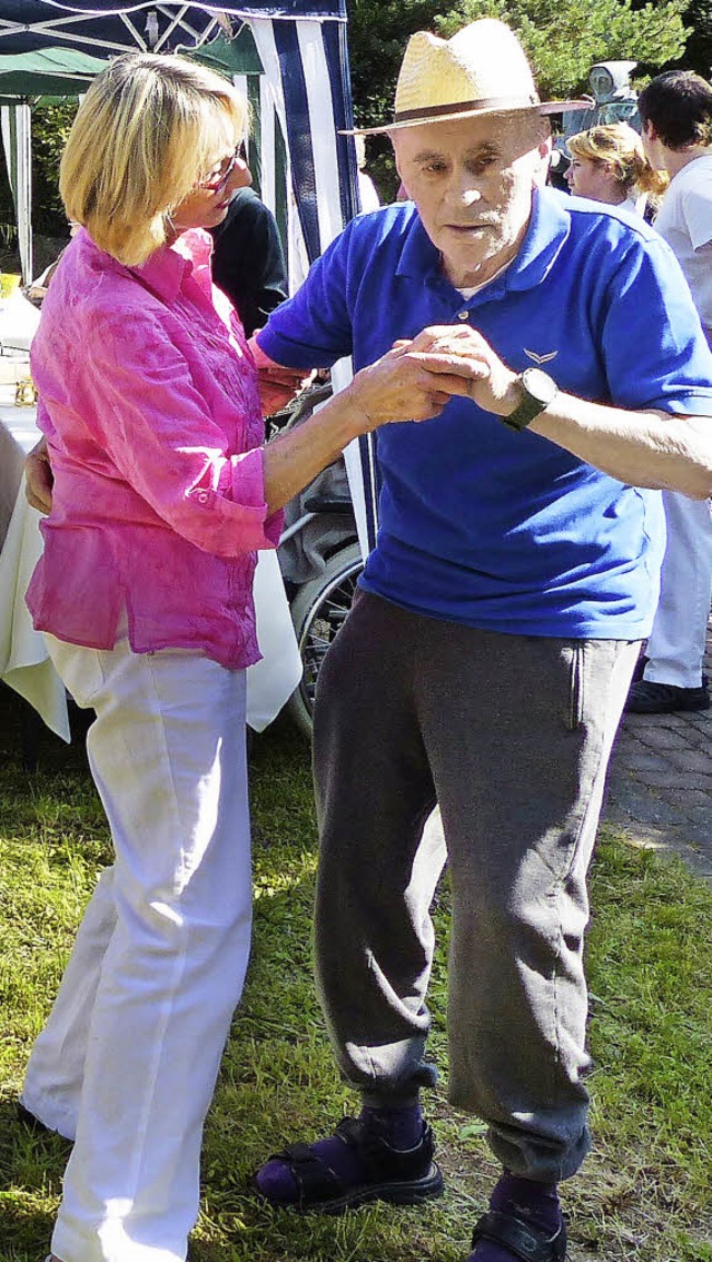 Bewohner Kurt Kroker wagte am Sommerfest  ein Tnzchen mit Hannelore Lttin   | Foto: Marion Rank