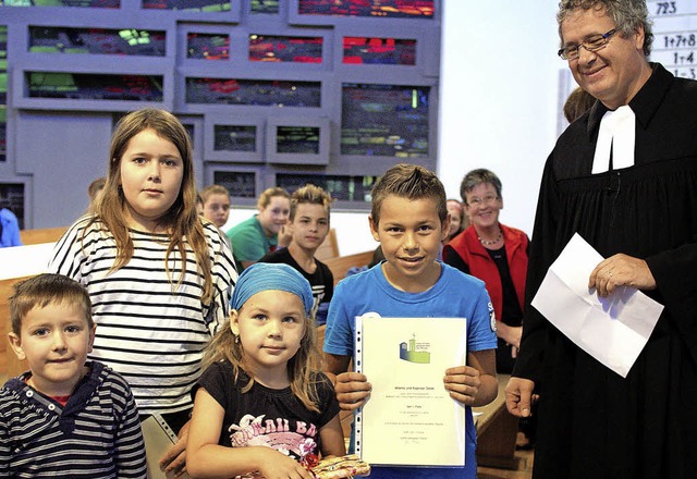 Urkunden und Preise berreichte Pfarre...usebeck sowie Milena und Raphael Dede   | Foto: Karl-Wilhelm Frommeyer