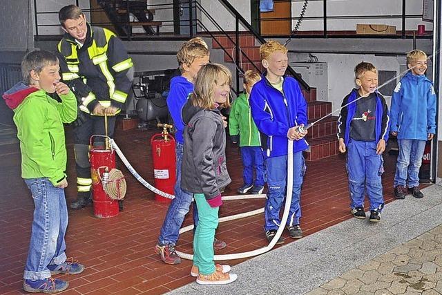 Kinder werden zu kleinen Feuerwehrexperten