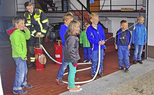 Gar nicht so einfach, das Zielen mit d... der Feuerwehr in Hchenschwand fest.   | Foto: Stefan Pichler