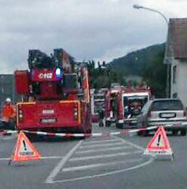 Wegen des Feuerwehreinsatzes am Dienst... Ortsdurchfahrt komplett  gesperrt.     | Foto: zvg/Screenshot