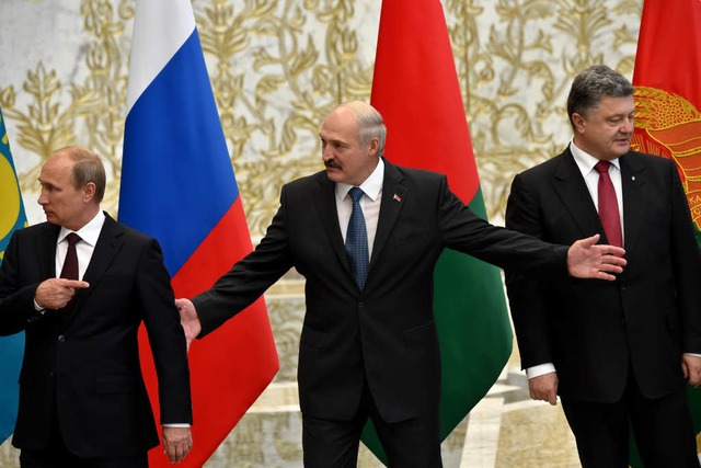 Kein Blickkontakt: Wladimir Putin und ...ands  Prsident Alexander Lukaschenko   | Foto: AFP