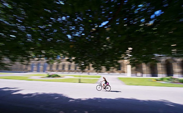 Mit dem Rad durch dem Hofgarten  | Foto: Nicolas Armer