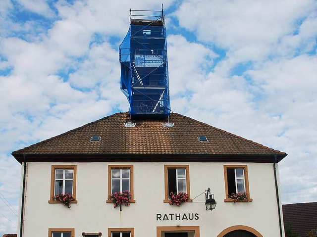 Die Turmspitze des Adelhausener Rathauses wird renoviert.  | Foto: Petra Wunderle