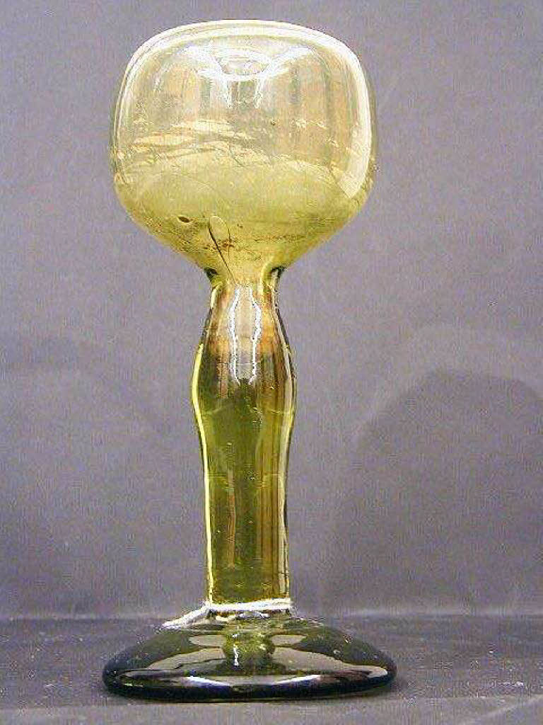 llampe aus mundgeblasenem grnem, transparenten Waldglas, im Schwarzwald hergestellt, 18. Jahrhundert.
