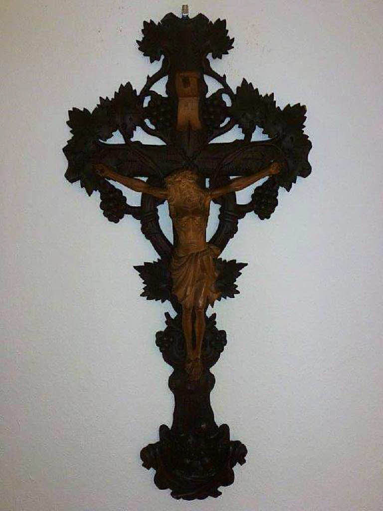 Geschnitztes Holzkruzifix mit Weintrauben und drei Vgeln geschmckt. Es hing um 1900 im Gasthaus Schtzen in Neustadt und war im Besitz von Peter Hiflinger aus Eislngen