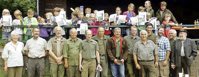 Jger und Frster waren mit einer ganz...de Kinder auf der Schwrze unterwegs.   | Foto: privat