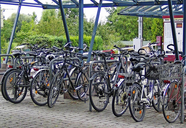 An diesem Fahrradstellplatz am Eichste... Sonntag Rder geklaut und beschdigt.  | Foto: gustav rinklin