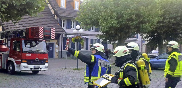 Die Feuerwehr Kandern probte im Hinbli...s Budenfest dieser Tage den Ernstfall.  | Foto: privat
