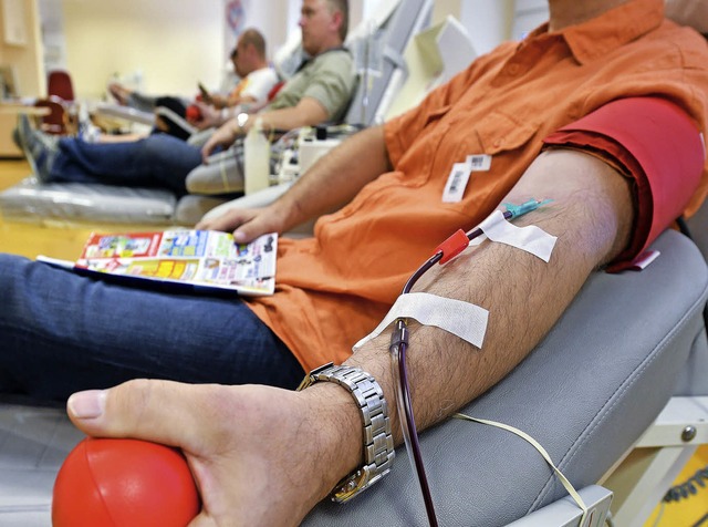 Eine Blutspende kann Menschenleben retten.   | Foto: DPA/Pleul