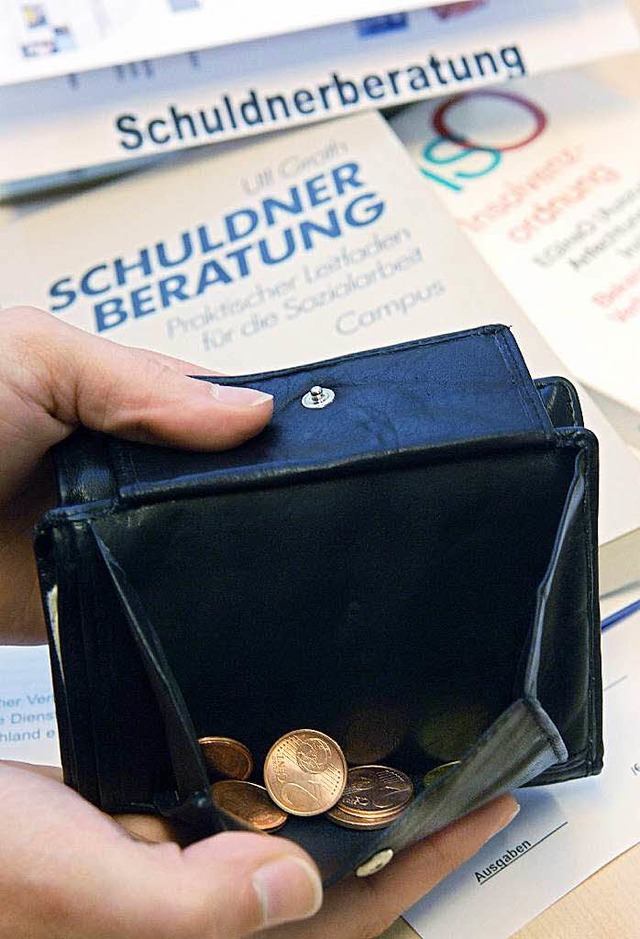 Immer mehr Menschen in Freiburg suchen Hilfe bei der Schuldnerberatung.  | Foto: dpa/dpaweb