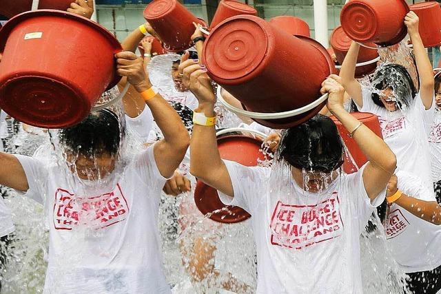 Betroffene begren die Ice Bucket Challenge