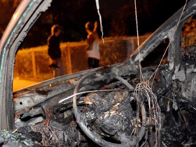 Die Jugendlichen sollen mehrere Autos ..., Lrrach und Riehen angezndet haben.  | Foto: dpa