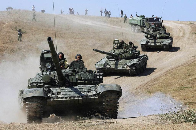 Russische Panzer an der Grenze zu Georgien.  | Foto: dpa