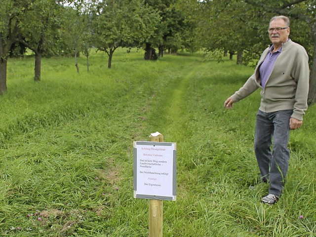 Willi Presser zeigt auf sein Grundstck.  | Foto: Albert Greiner