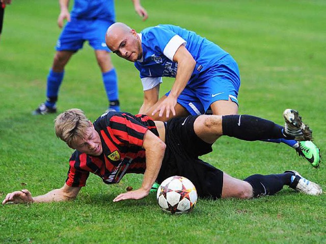 Umkmpftes Hochrheinderby: Hier ist de...enber dem Rheinfelder Matthias Bader.  | Foto: Meinrad Schn