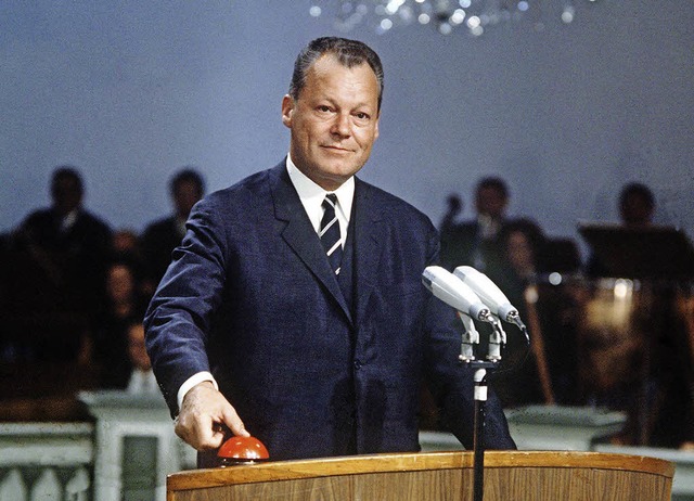 Historischer IFA-Moment: Willy Brandt startet das Farbfernsehen.   | Foto: dpa